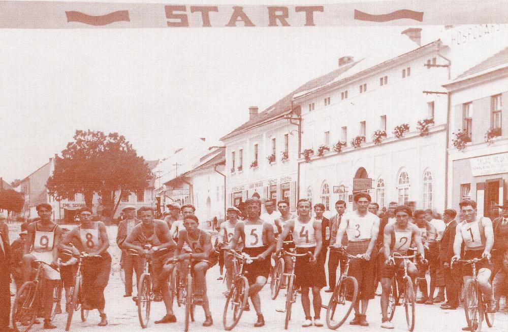 Start cyklistického závodu v roce 2011 (start cyklistického závodu v roce 1932)
