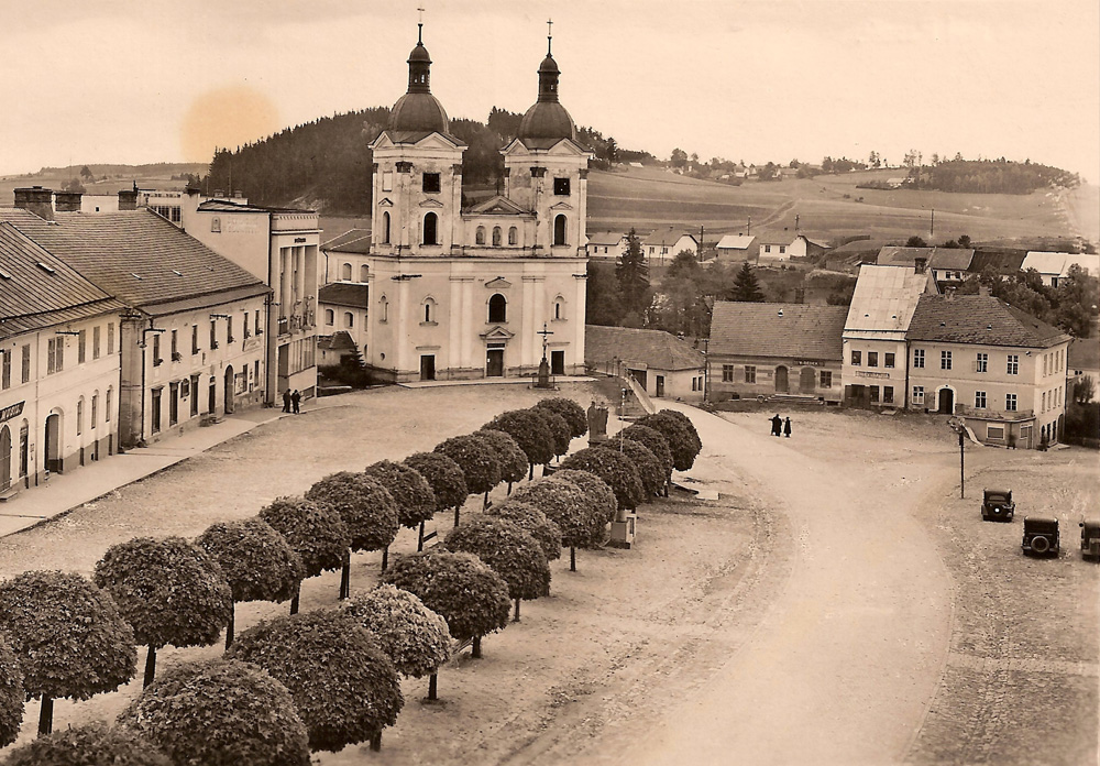 Dolní část náměstí v roce 1953 a 2012