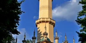 V barvách přízračna, Minaret tam stojí.
