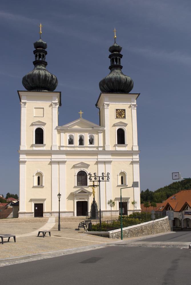 Podoba průčelí farního kostela páně sv.Vavřince v Bystřici nad Pernštejnem ve 30. letech 20. stolení a v roce 2011