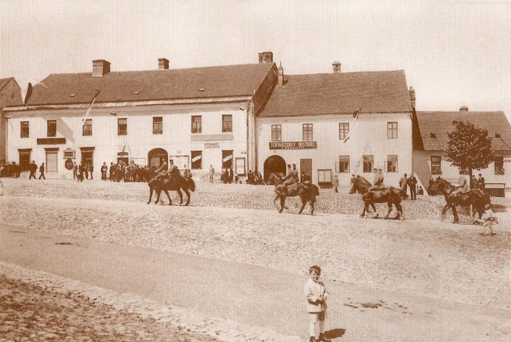 Spodní část náměstí v Bystřici nad Pernštejnem