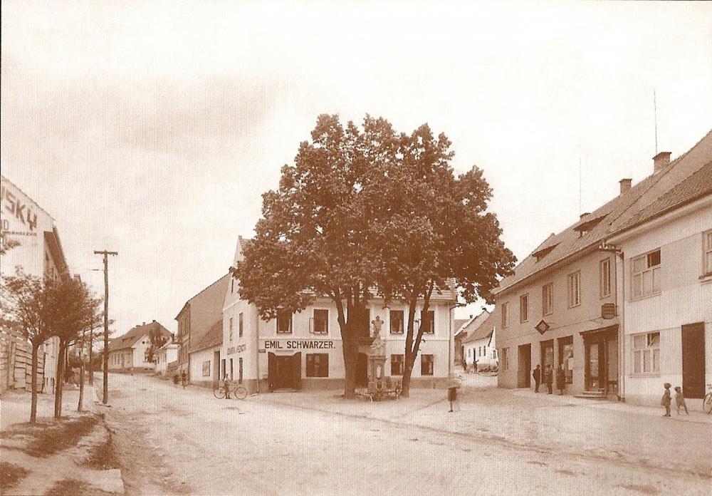 Horní konec náměstí v Bystřici nad Pernštejnem