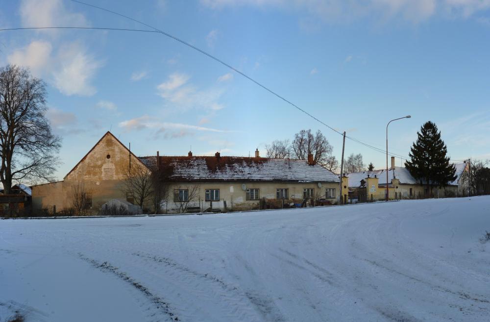 Nové Dvory - pohled na hlavní vstup od železnice