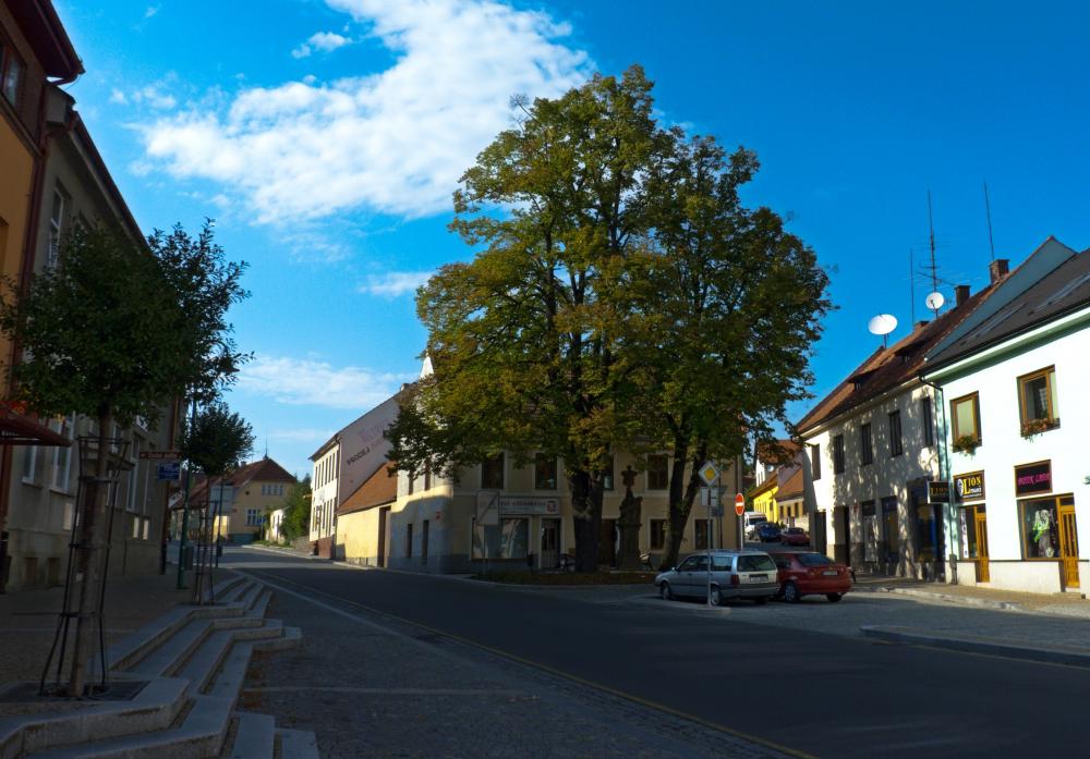 Horní konec náměstí v Bystřici nad Pernštejnem