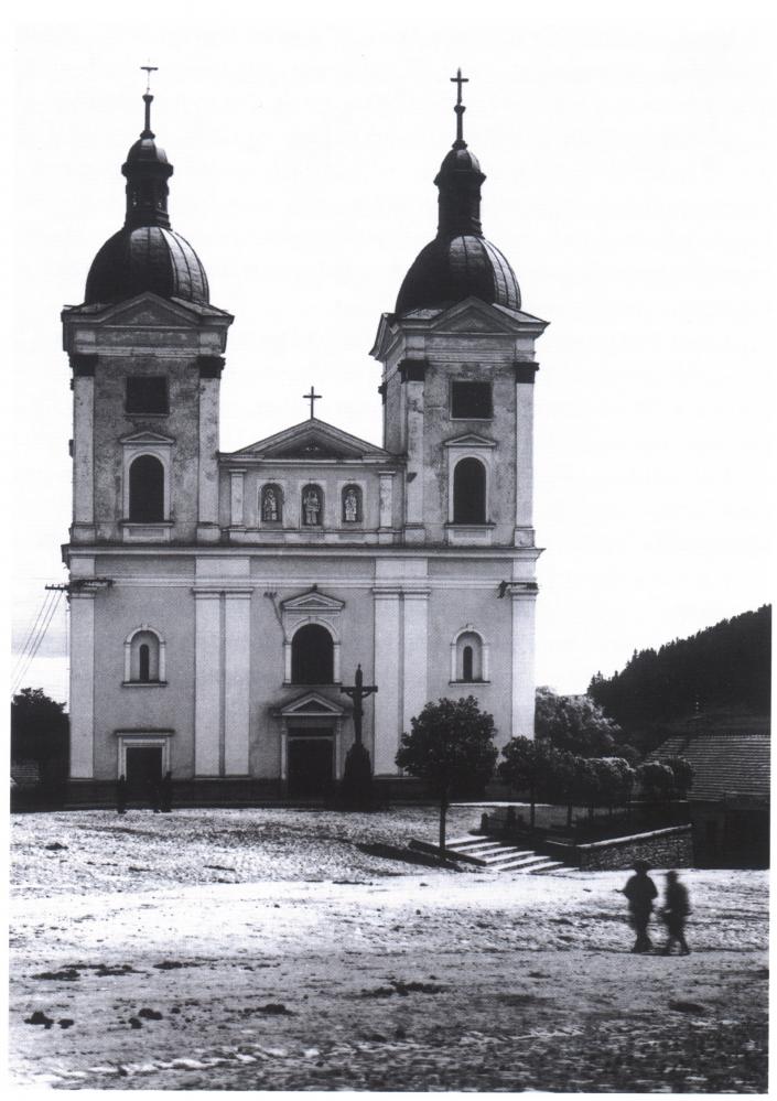Podoba průčelí farního kostela páně sv.Vavřince v Bystřici nad Pernštejnem ve 30. letech 20. stolení a v roce 2011