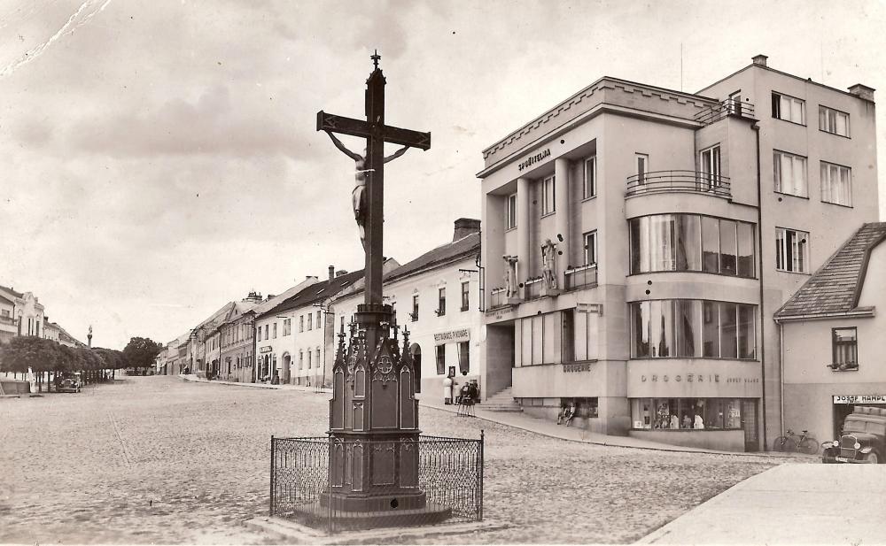 Spořitelna a dolní část náměstí (50.léta min. století)