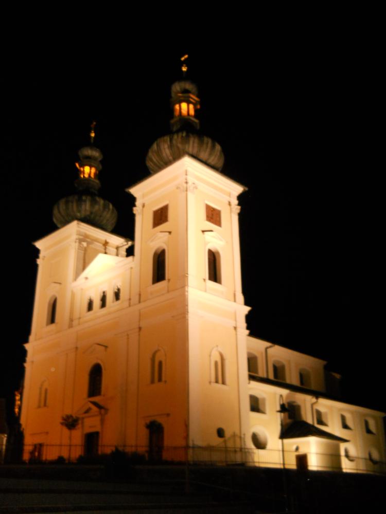 Kostel v celé kráse v noci