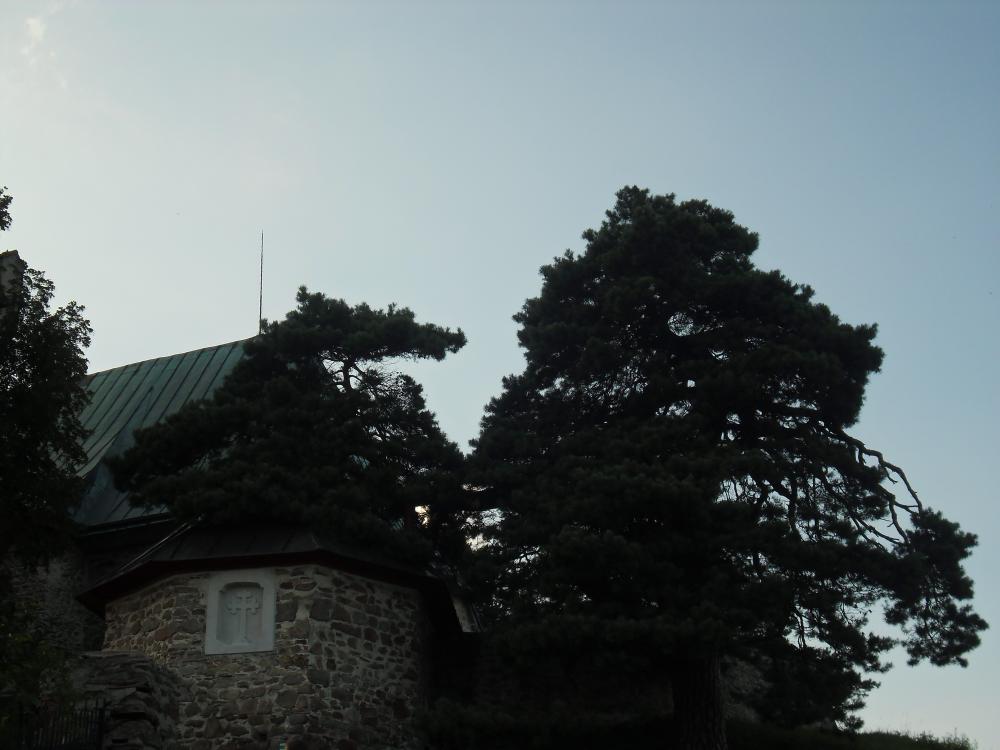 Dvě střechy nad márnicí