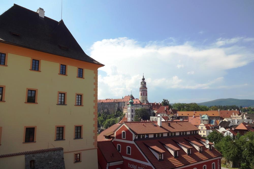 na střechách minulosti