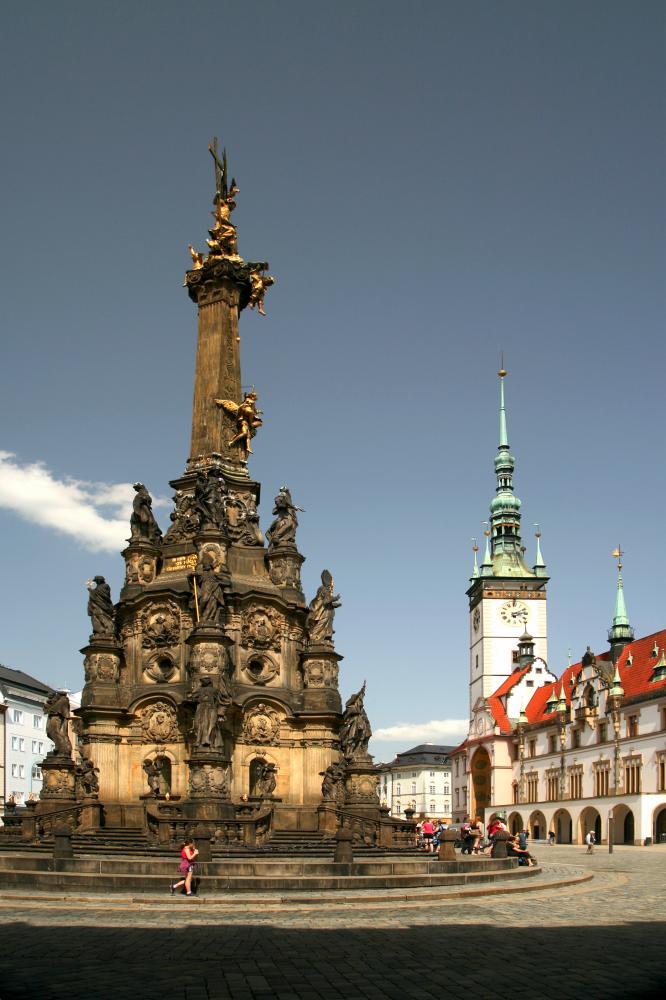 Sloup Nejsvětější Trojice a orloj