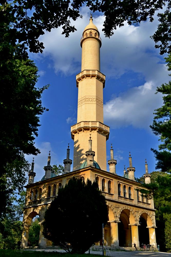 V barvách přízračna, Minaret tam stojí.