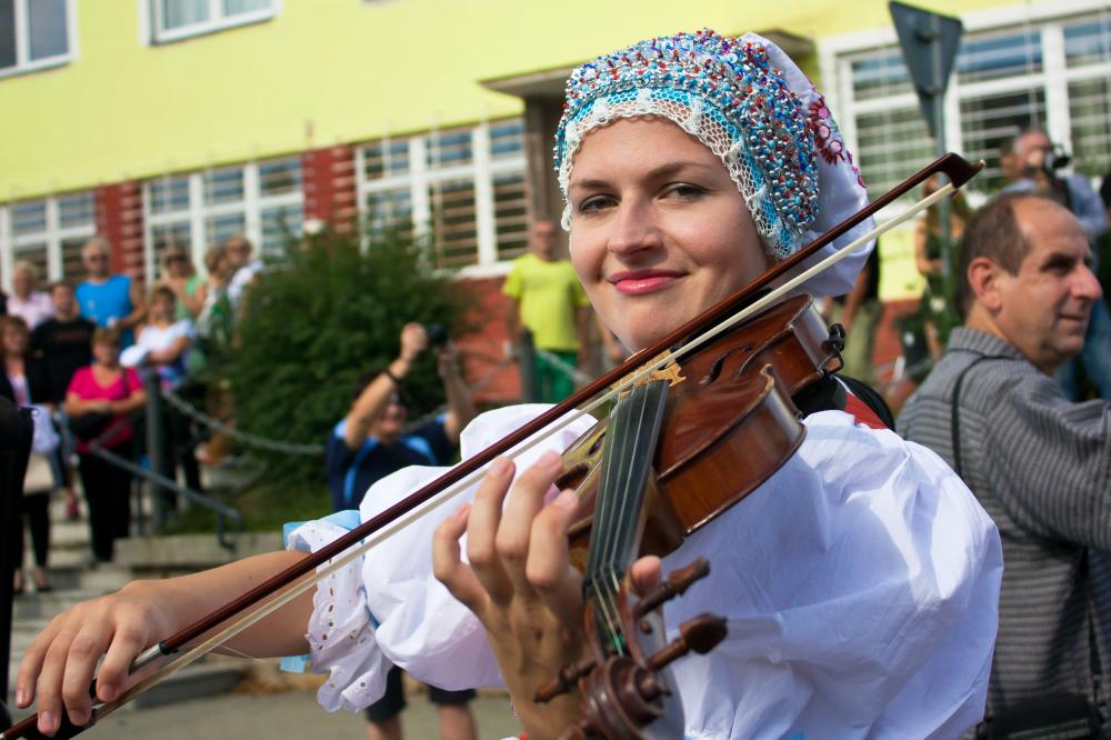 BZENECKÉ KROJOVANÉ VINOBRANÍ