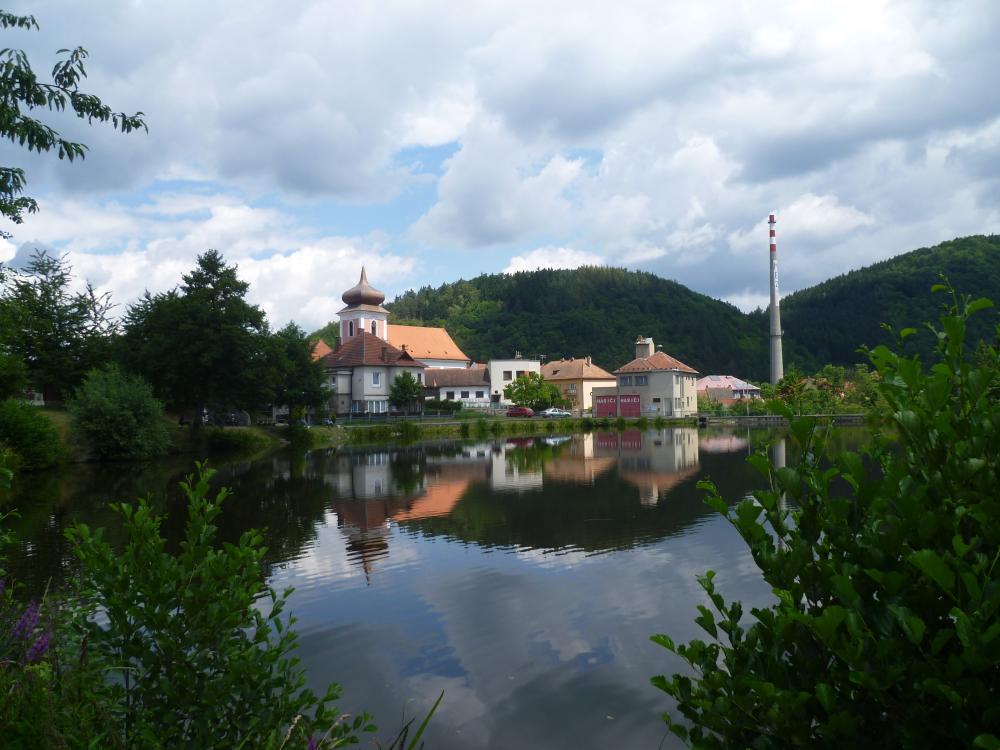 Kostel nad rybníkem