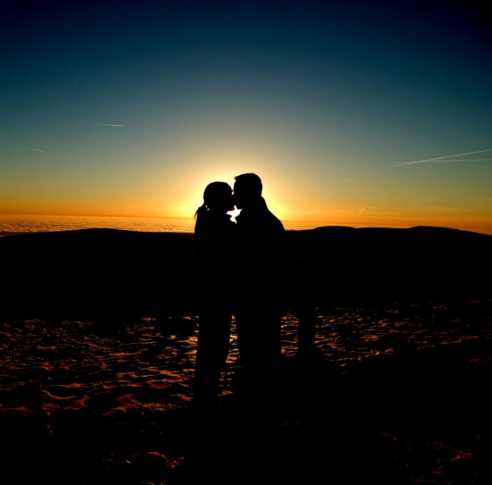 Zamilovaná dvojice při západu slunce