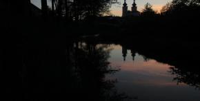 Kostel, řeka a západ slunce