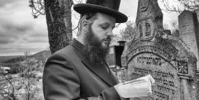 Motlidba na židovkém hřbitově u pomníku Rabína Horowitze