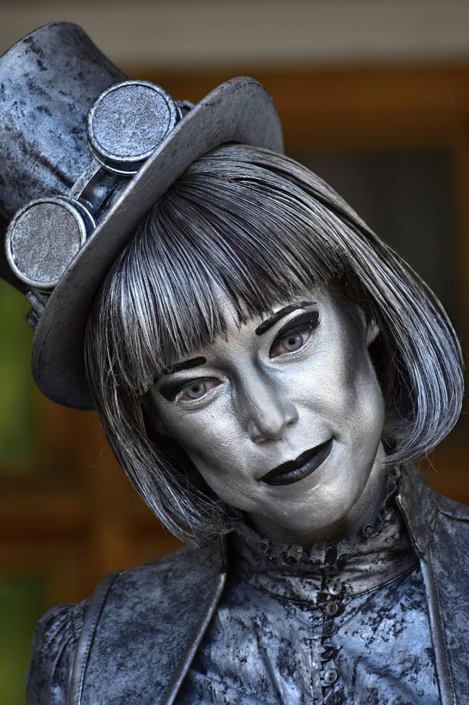 Šedá.