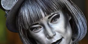 Šedá.
