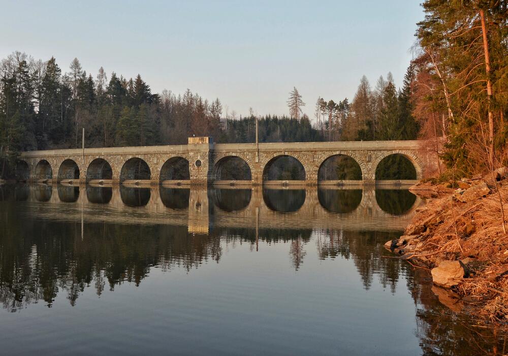 Západ slunce u hráze Sedlické přehrady