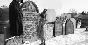Motlidba u hrobu Ba-ha Kohena v den umrtí